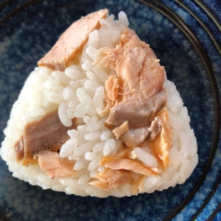 豪華！焼き鮭たっぷりのおにぎり